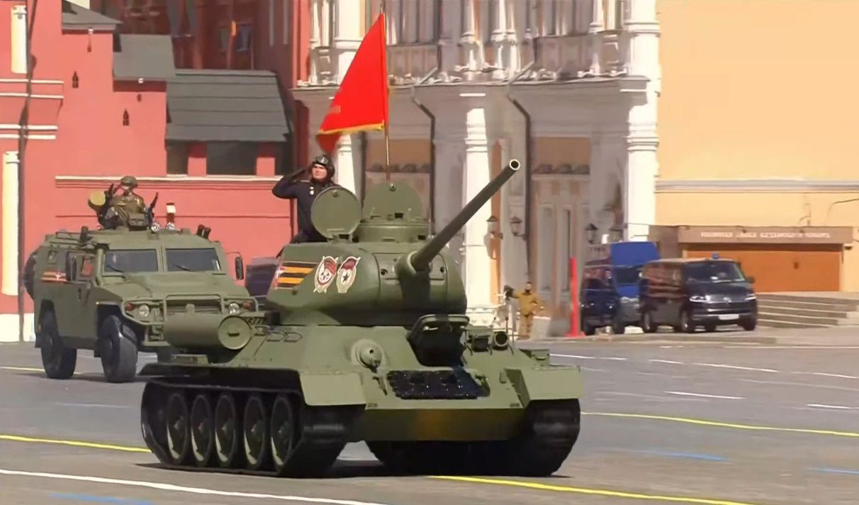 استعراض الدبابة T-34.. أزمة في الأسلحة والمعدات، أم قرار رمزي؟