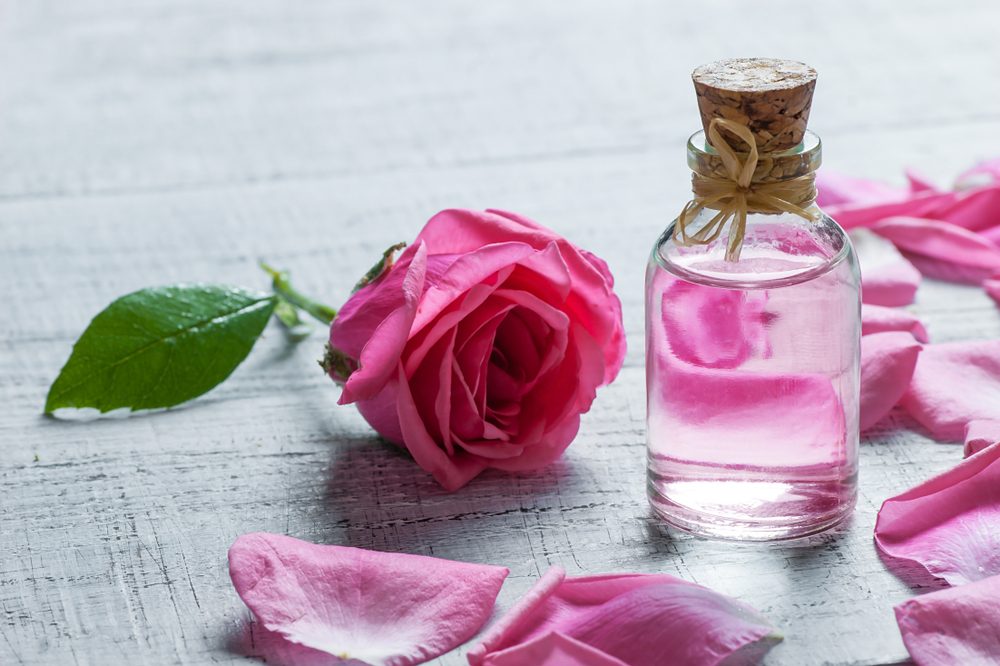 يدخل ماء الورد في العديد من الاستخدامات في الجزائر. - Shutterstock