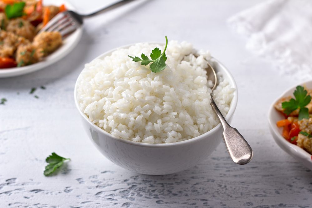 الأرز الأبيض سهل الهضم ولا يحقق شعوراً ممتداً بالشبع والامتلاء - ShutterStock