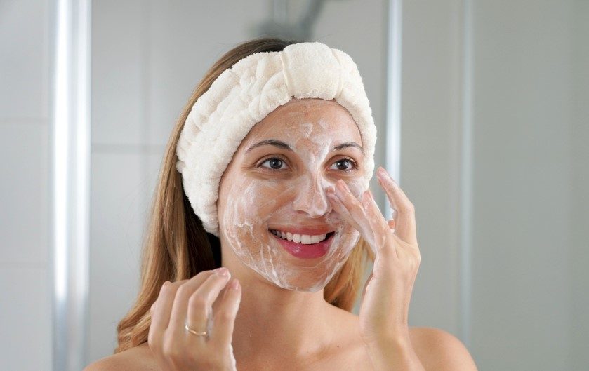 تتراوح المدة الثالية لغسل الوجه بين 30 ثانية ودقيقة/ Shutterstock