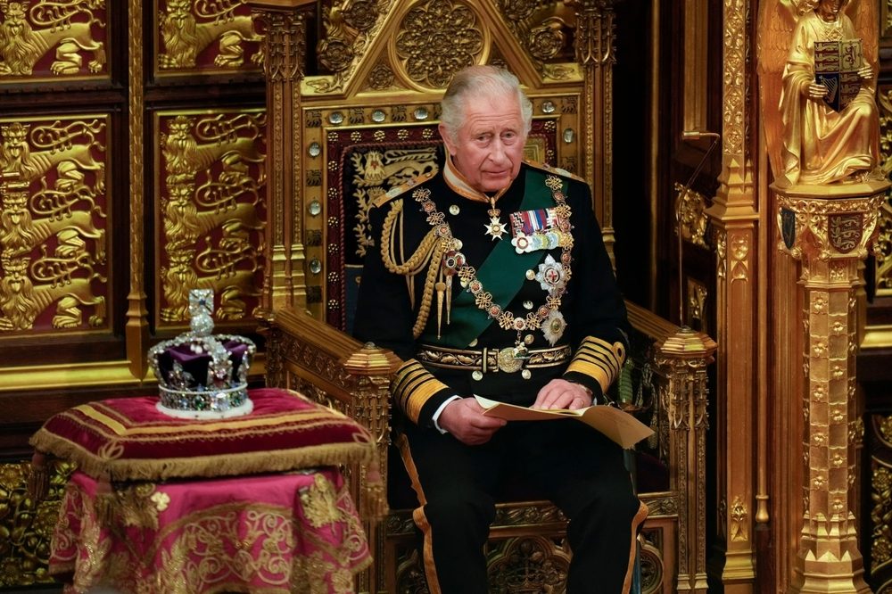 بعد إزالة مجوهرات ترمز لبريطانيا الاستعمارية.. تاج تنصيب الملك تشارلز البالغة قيمته نحو 5 مليارات دولار!
