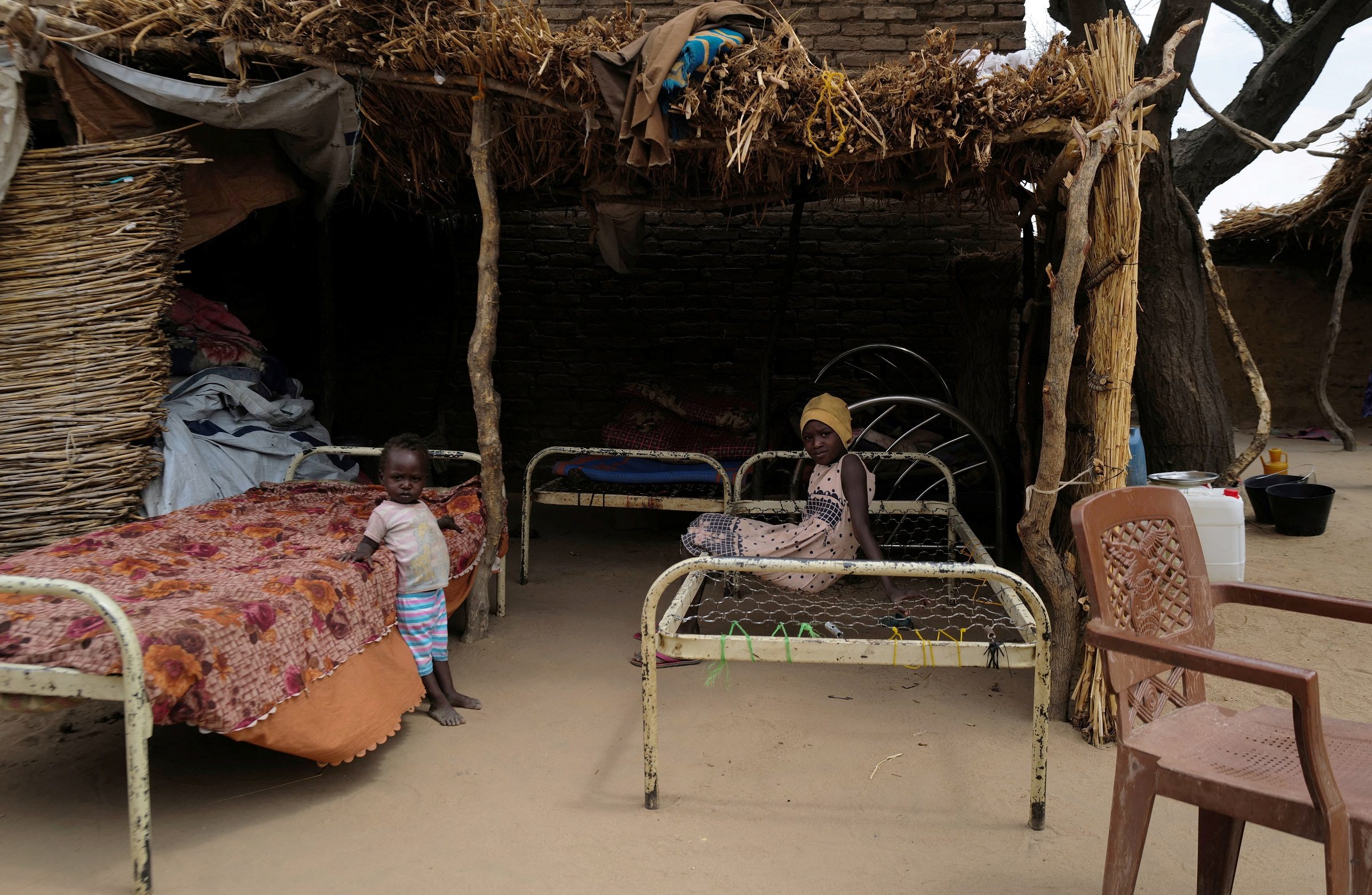 أطفال نازحون في السودان/ رويترز
