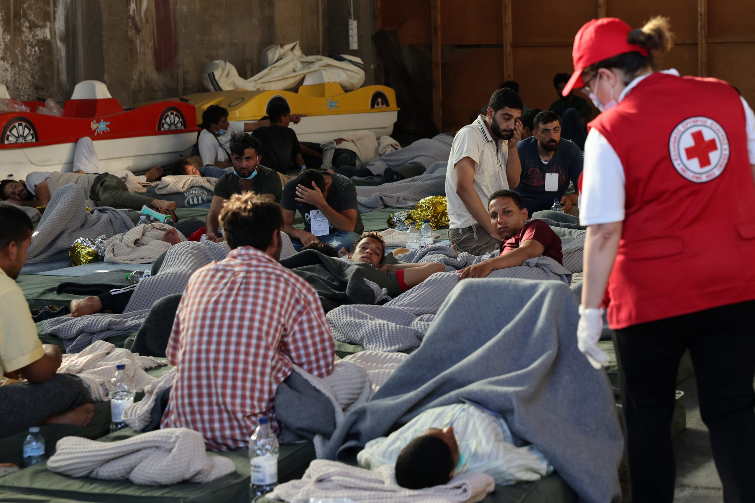 مشهد لضحايا الزورق الذي غرق قرب اليونان/وكالة الأناضول