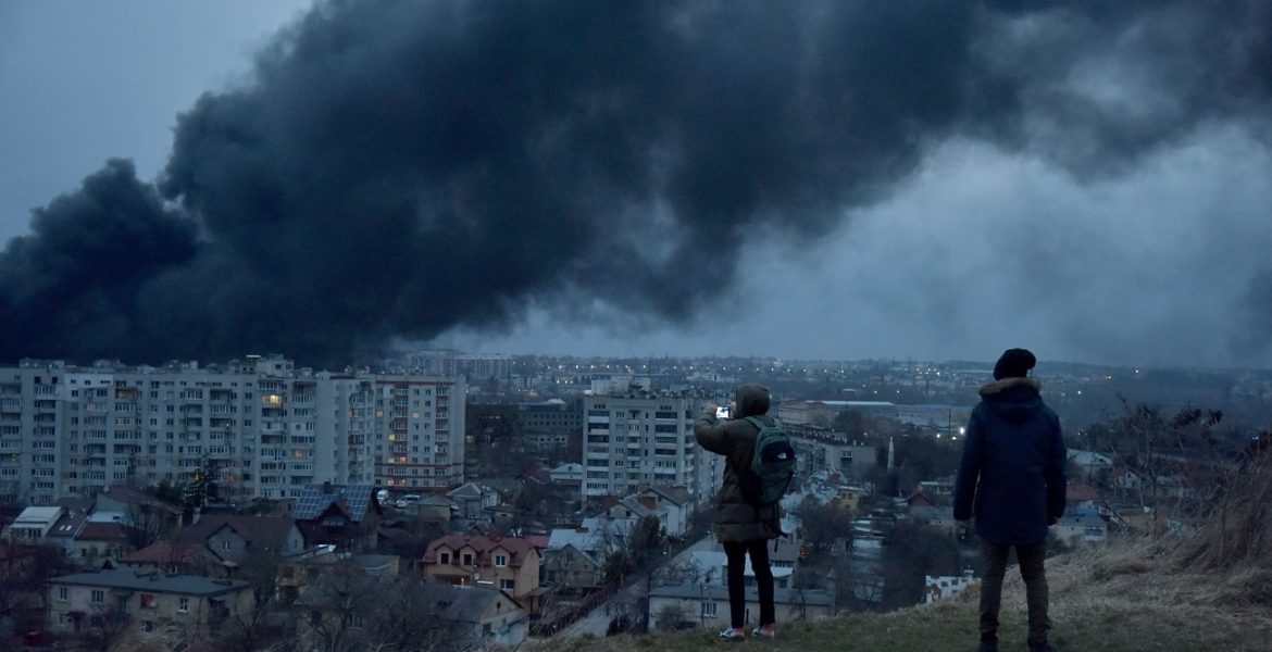 أعمدة الدخان تتصاعد في سماء مدينة لفيف الأوكرانية بعد قصفها من القوات الروسية - رويترز