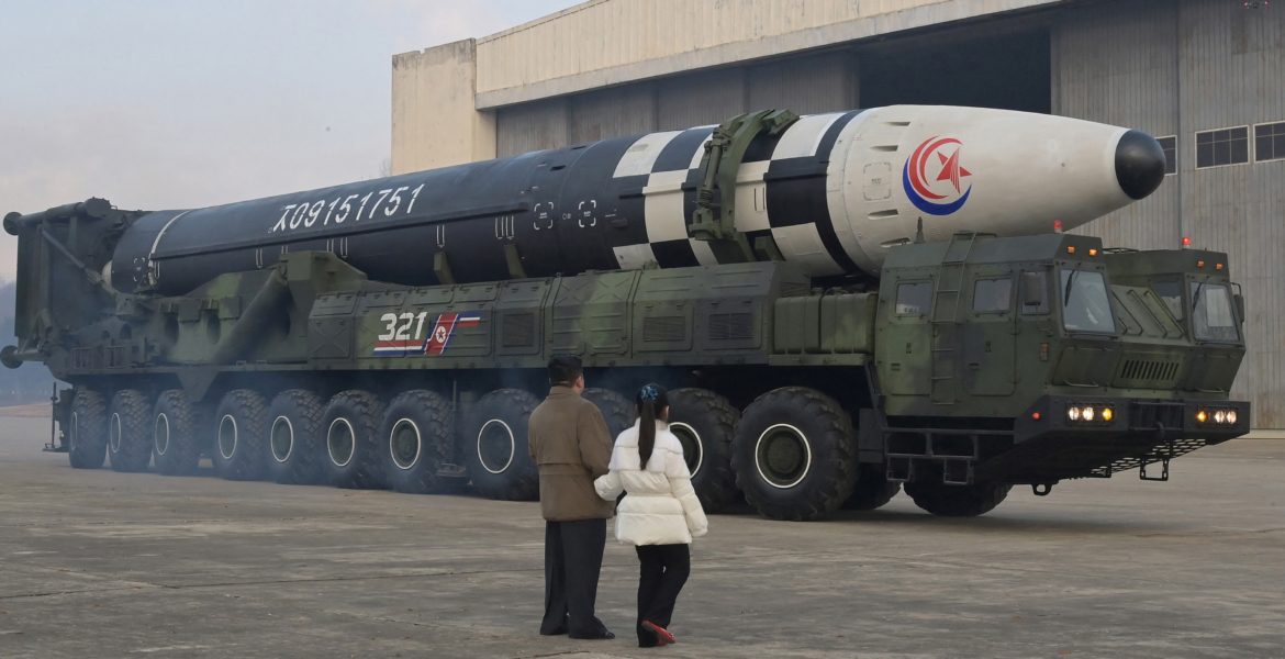 كيم جونغ أون مع ابنته خلال تجربة إطلاق صاروخ باليستي عابر للقارات/رويترز