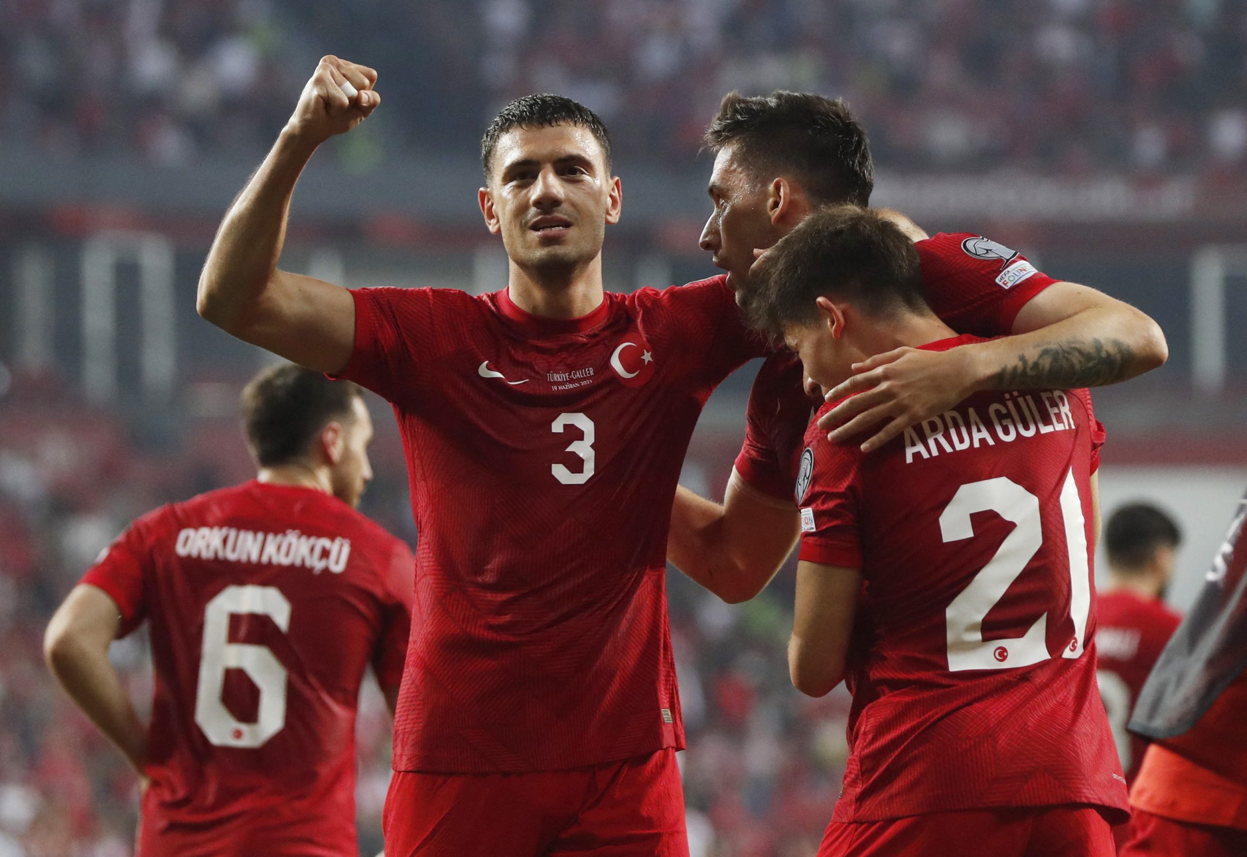 كيف نجح ريال مدريد في خطف أردا غولر قبل برشلونة؟ (رويترز)