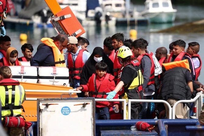 مهاجرون يصلون إلى ميناء دوفر البريطاني على متن سفينة تابعة لسلاح الحدود-أرشيفية/رويترز