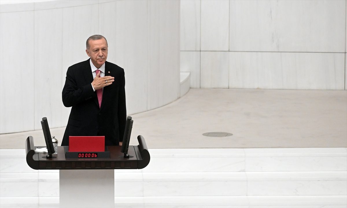 أردوغان يؤدي اليمين الدستورية في بداية مراسم تنصيبه رئيساً لتركيا.. وحضور عربي لافت بالحفل (فيديو)