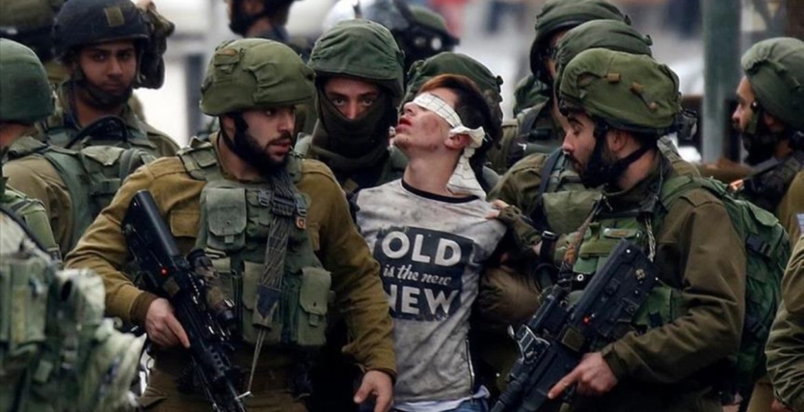 فوزي الجنيدي أحد أطفال فلسطين أثناء اعتقاله من قبل قوات الاحتلال 