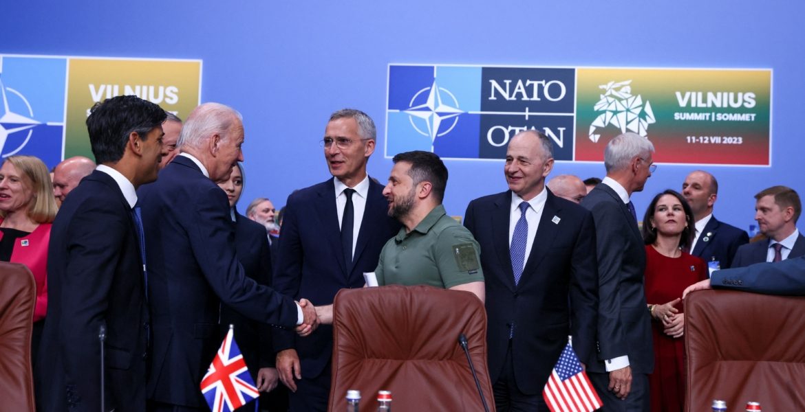 الرئيس الأمريكي جو بايدن، والرئيس الأوكراني فولوديمير زيلينسكي ، والأمين العام لحلف الناتو ينس ستولتنبرغ ورئيس الوزراء البريطاني ريشي سوناك يحضرون اجتماعاً لمجلس الناتو وأوكرانيا ، خلال قمة قادة الناتو في فيلنيوس ،بليتوانيا في 12 يوليو /تموز 2023-رويترز