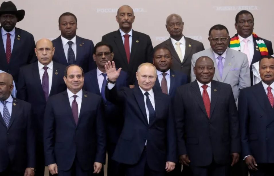 بوتين بين القادة الأفارقة في قمة سابقة/رويترز<br>