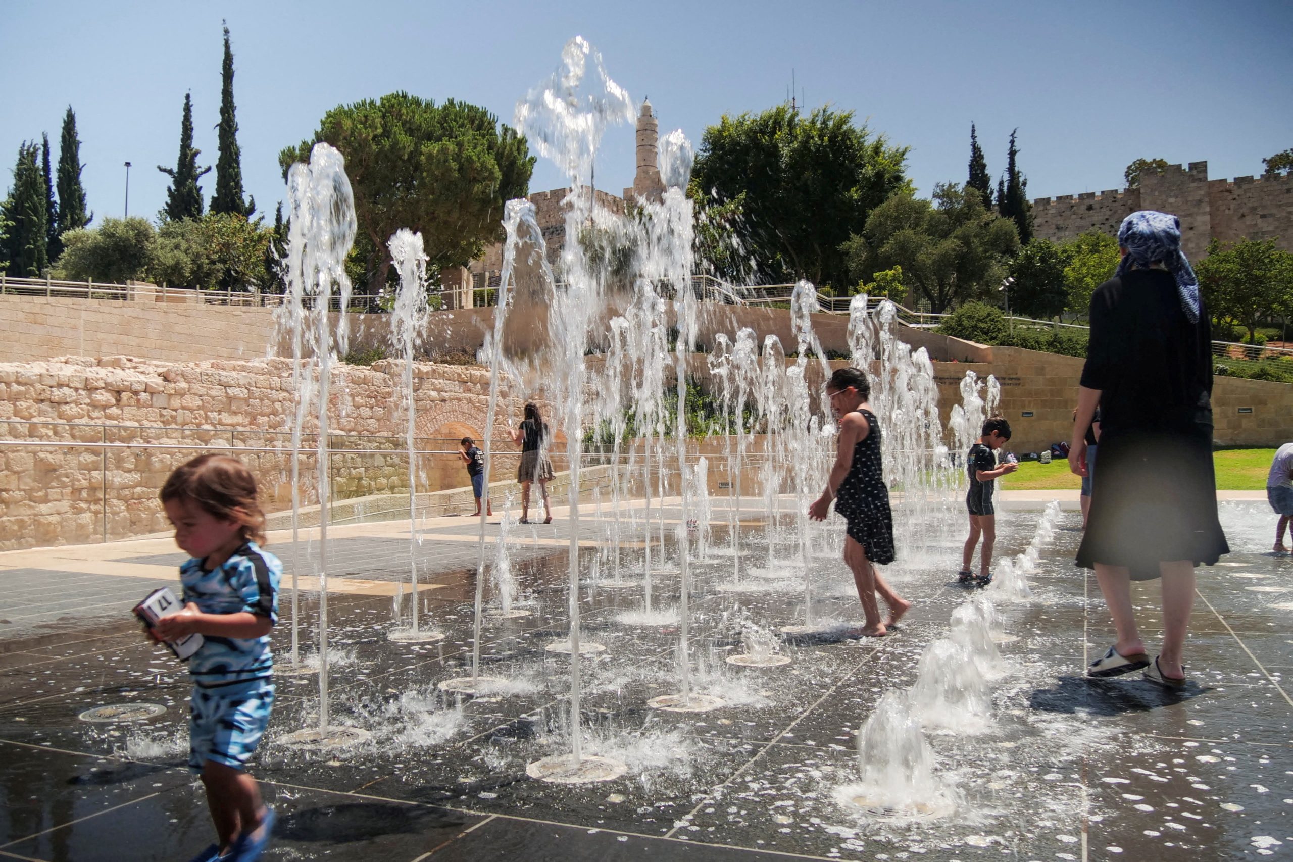 يعاني الفلسطينيون من أزمة المياه في الضفة جراء قرارات إسرائيلية عنصرية - رويترز