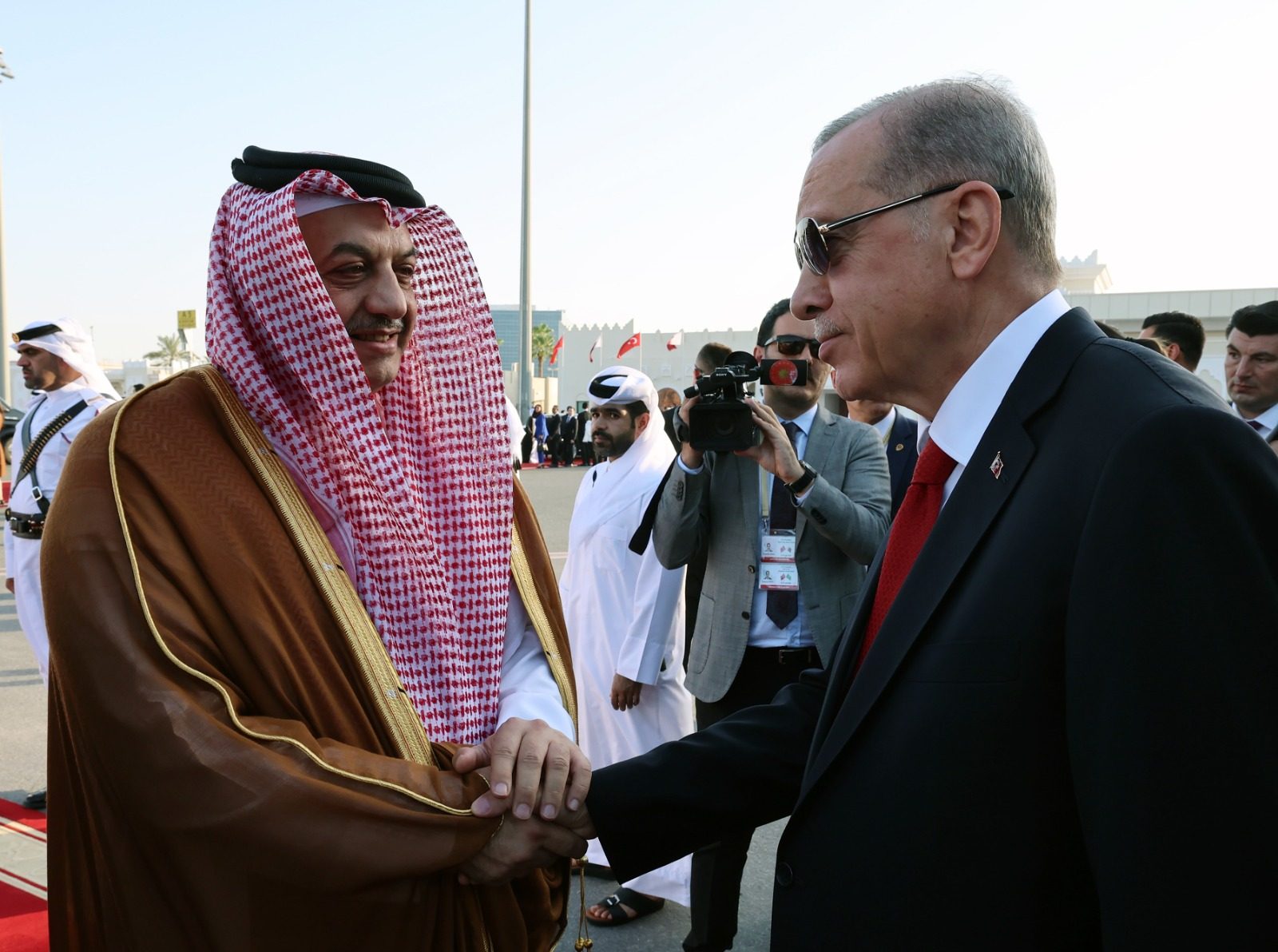 رئيس الوزراء، وزير الدفاع القطري خالد بن محمد العطية في استقبال أردوغان/الأناضول