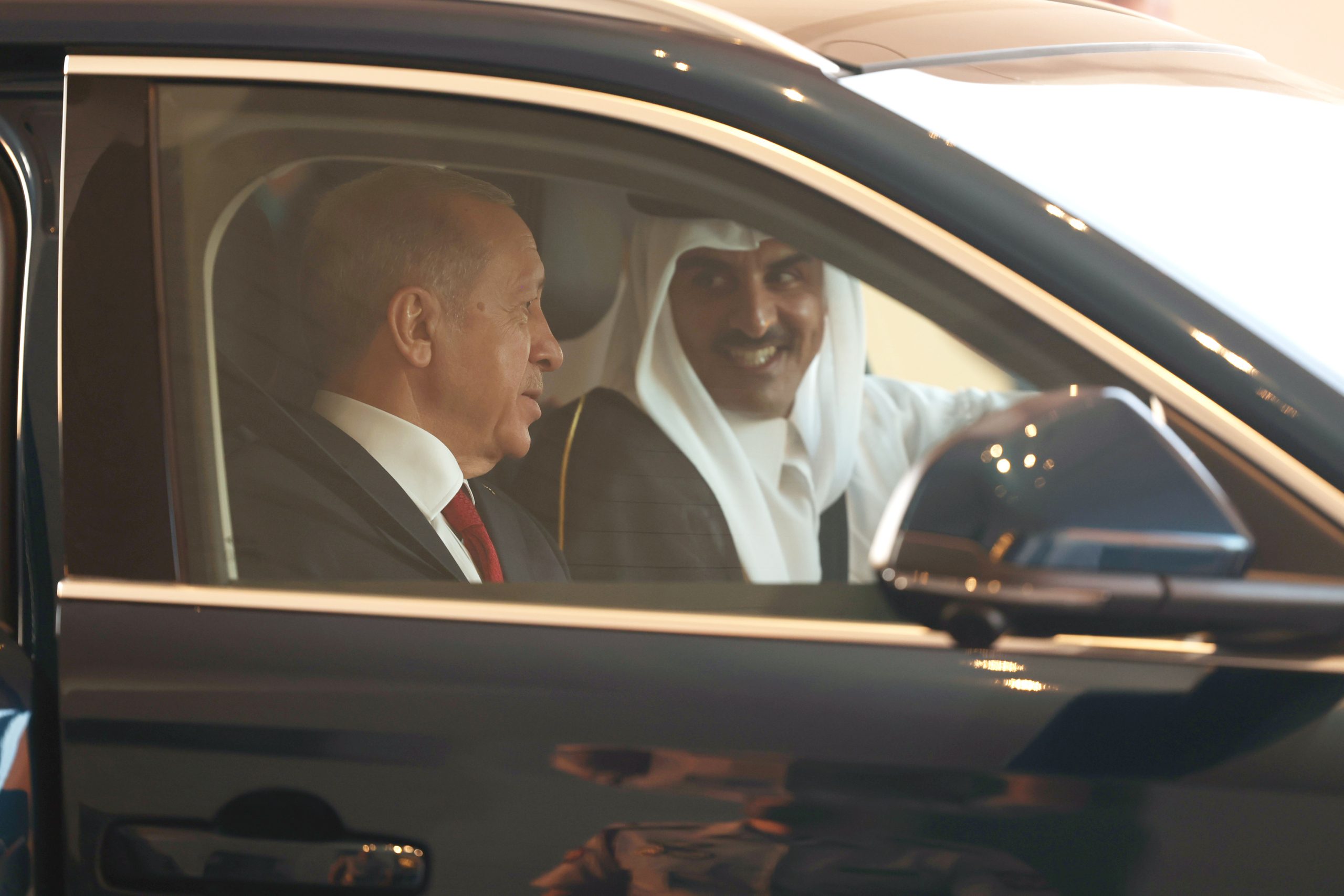 أردوغان يهدي أمير قطر سيارة “توغ” التركية.. والشيخ تميم يستعرض أمامه كرة المونديال بتوقيع ميسي (فيديو)