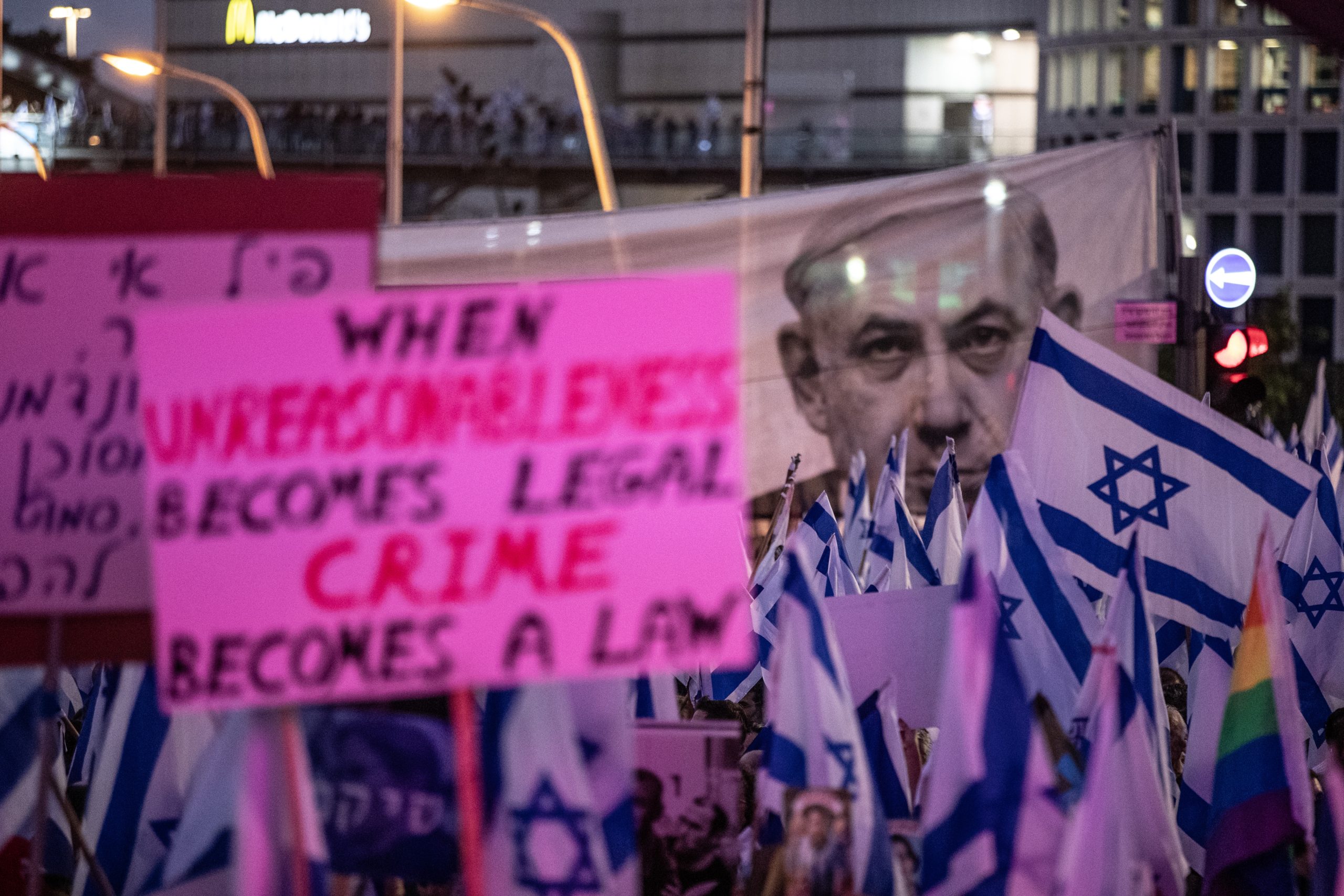 ليلة الاحتجاج الكبرى.. مئات الآلاف في تل أبيب ضد “الانقلاب القضائي” وآخرون ينصبون الخيام أمام الكنيست