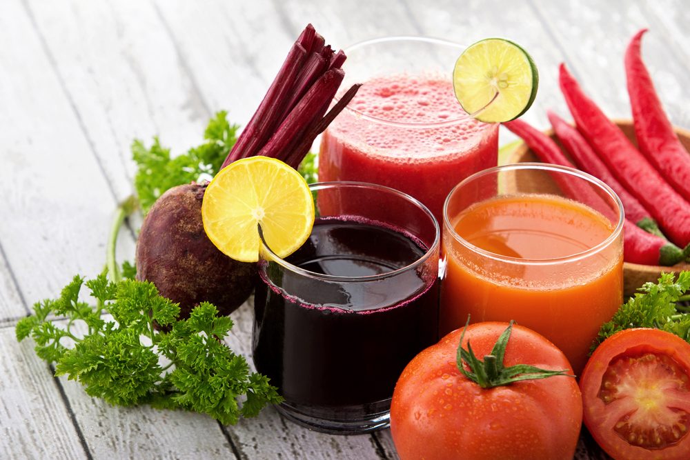 عصير الطماطم والبقدونس جيدة خلال فصل الصيف/ <strong>Shutterstock</strong>