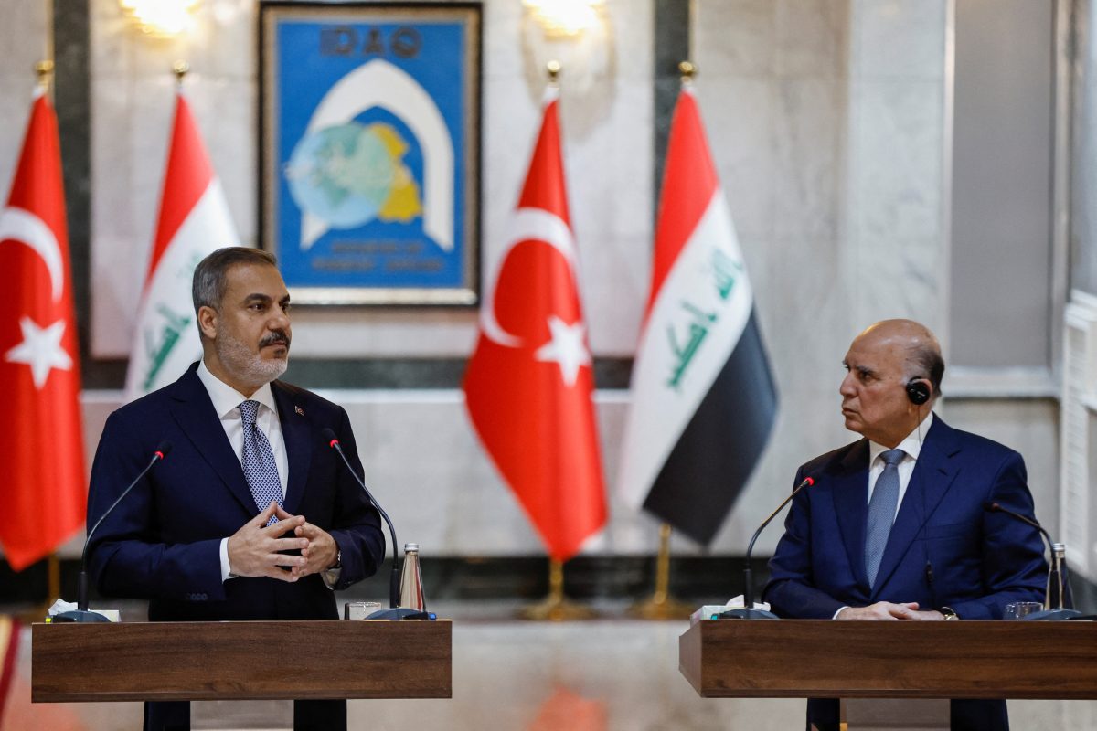 وزير الخارجية التركي هاكان فيدان يتحدث مع وسائل الإعلام بعد اجتماع مع وزير الخارجية العراقي فؤاد حسين في بغداد