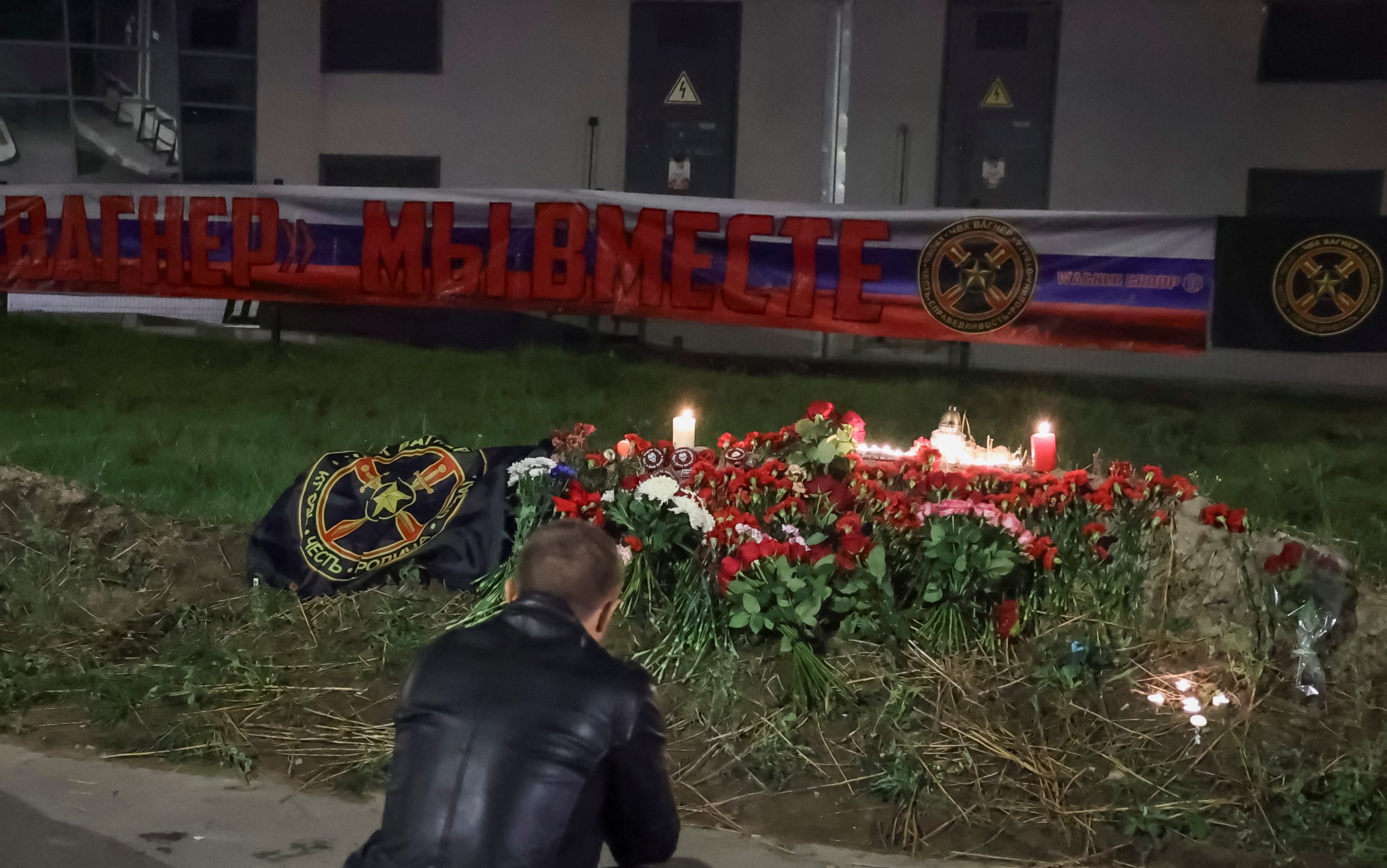 سكان في سان بطرسبرغ يضعون الزهور بعد أنباء عن مقتل زعيم فاغنر يفغيني بريغوجين/ رويترز