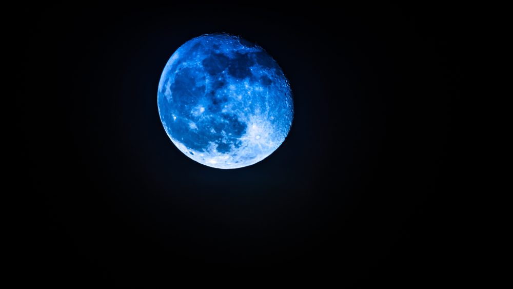 ظاهرة القمر الأزرق العملاق الفلكية| shutterstock