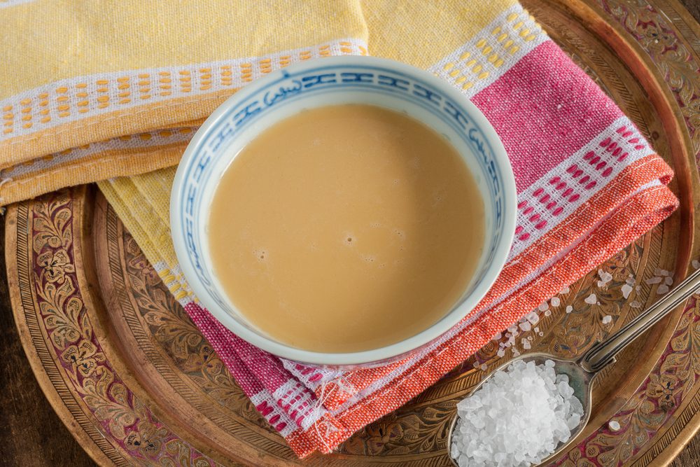 يمكن إضافة الحليب للمشروب حسب الرغبة - ShutterStock