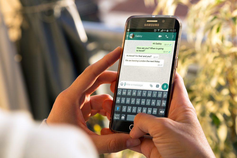 استنساخ تطبيق المحادثة الأشهر على الهاتف / Shutterstock 