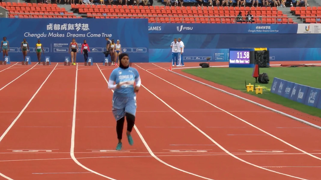 عداءة صومالية تثير ضجة عالمية بأبطأ انطلاقة في سباق 100 متر