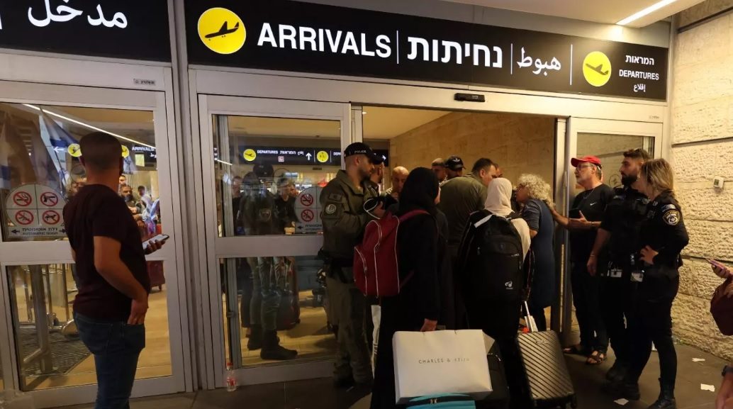 مسافرون مع عربات أمتعتهم في مطار بن غوريون الإسرائيلي