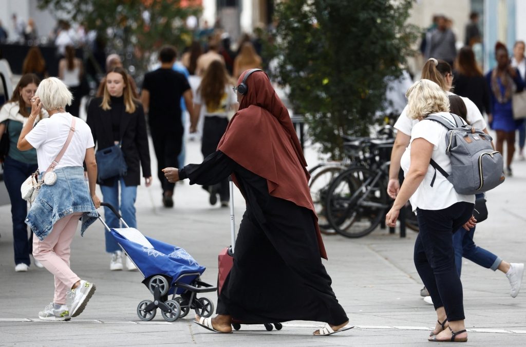 المدارس الفرنسية حظر العباءة المسلمون في فرنسا
