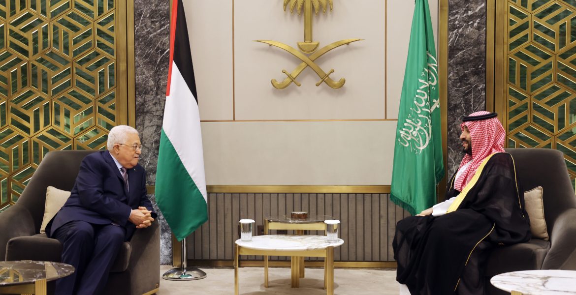 “قد نتخلّى عن مطالب أحادية الجانب”.. مسؤولون فلسطينيون: نريد صفقة تطبيع “مشروطة” بين إسرائيل والسعودية