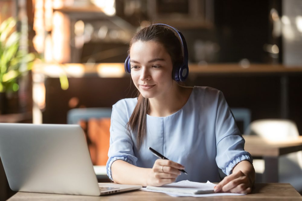 سماع الموسيقى لزيادة التركيز| shutterstock