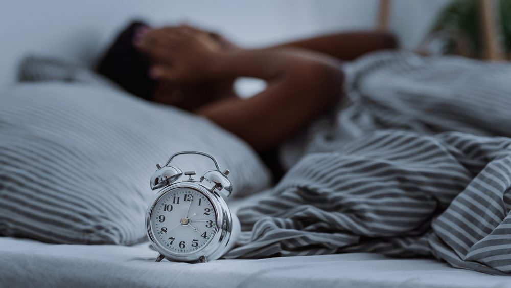 صعوبة النوم من أبرز أعراض انقطاع الدورة الشهرية/ Shutterstock