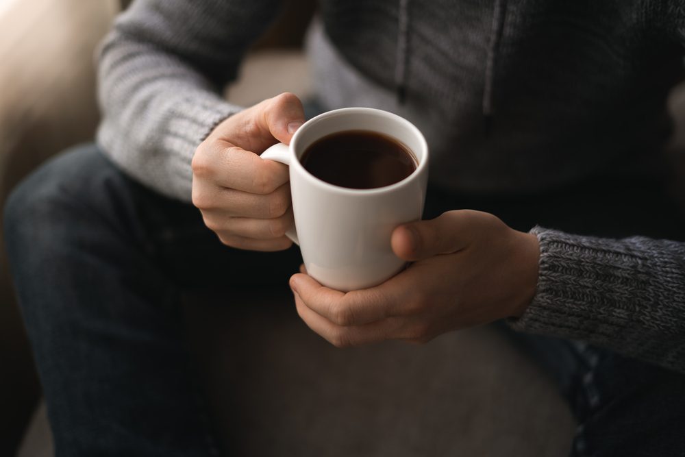 القهوة نفسها هي التي تسرّع عملية الدخول إلى الحمام/ Shutterstock