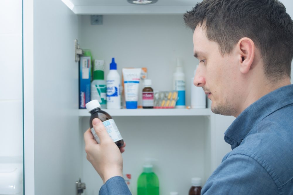 خزانة الأدوية داخل الحمام خطأ/ Shutterstock