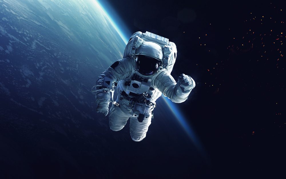 عودة رائد الفضاء| shutterstock