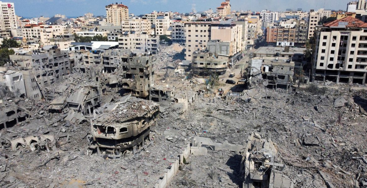 المنازل التي دمرتها الضربات الإسرائيلية في مدينة غزة في 10 أكتوبر/تشرين الأول 2023-رويترز