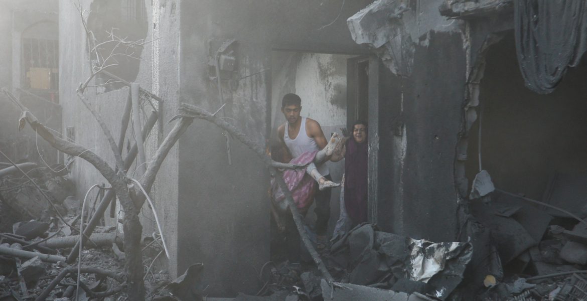 قصف إسرائيلي مكثف على المناطق السكنية في غزة – رويترز