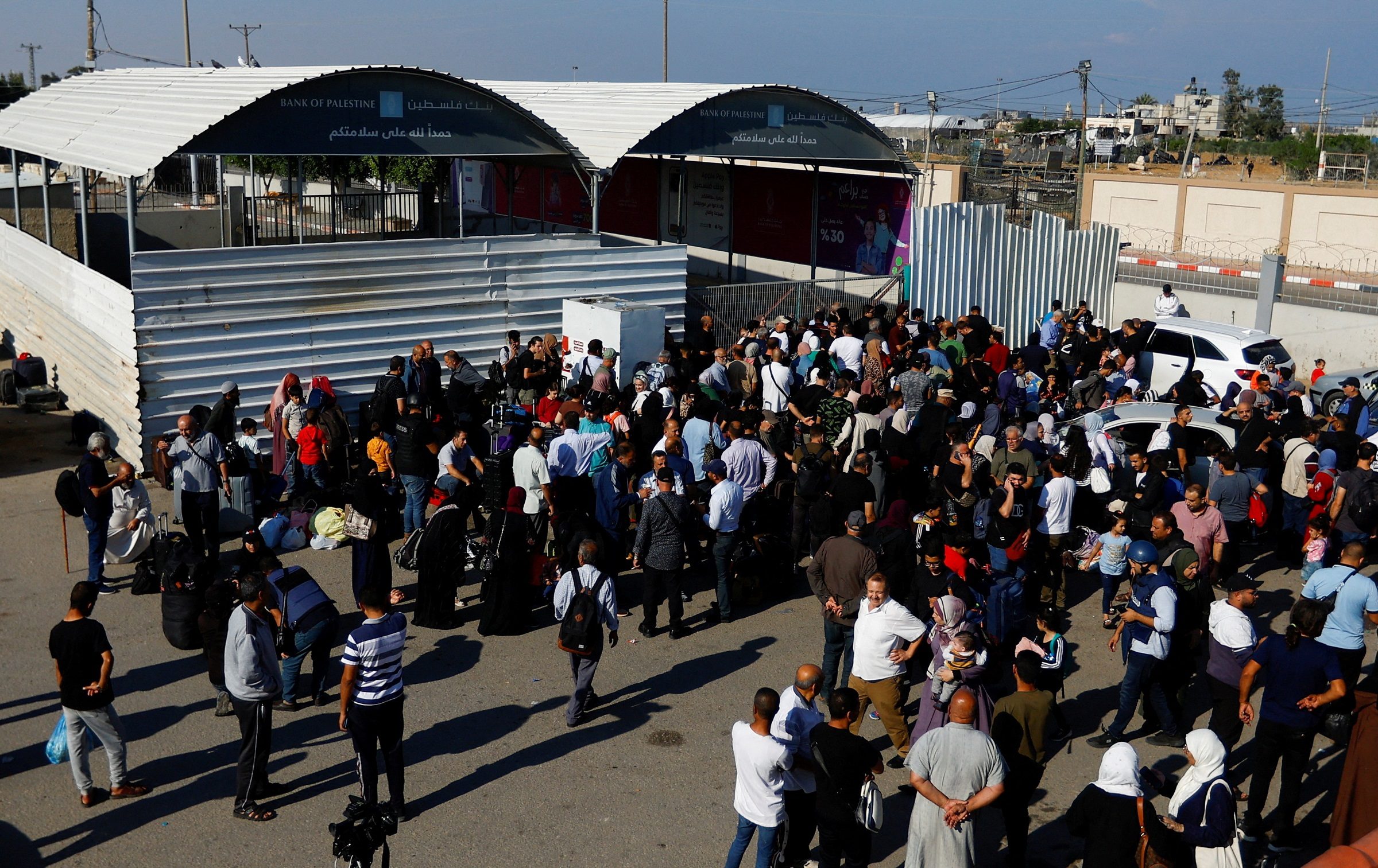 فلسطينيون يحملون جوازات سفر أجنبية عالقون في معبر رفح/ رويترز