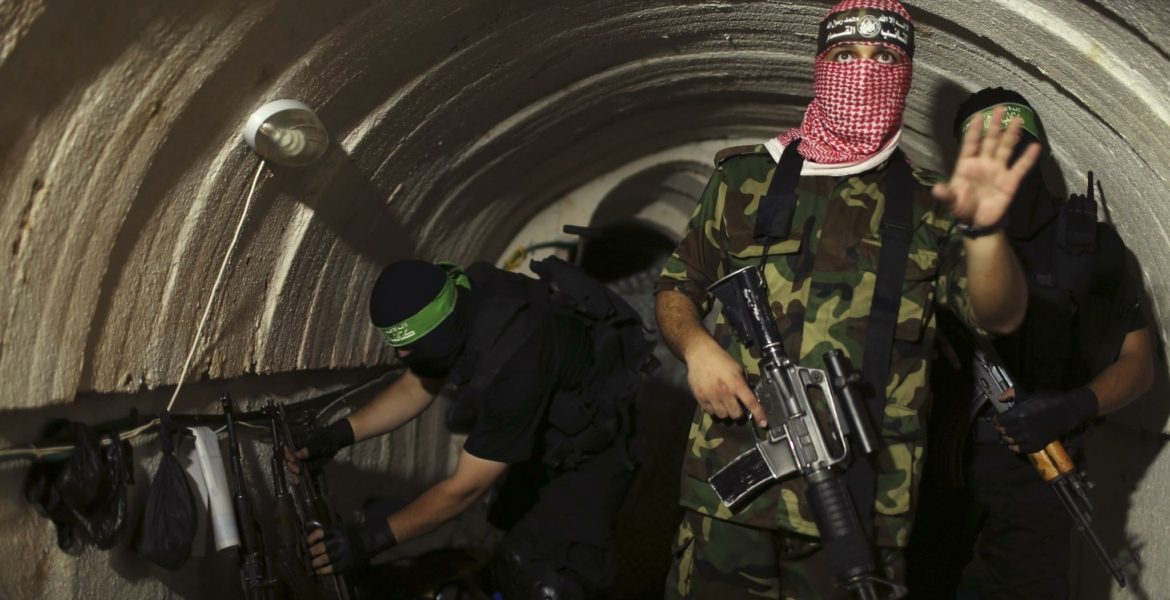 “هذه وصية الرسول لنا”! ناشطون يشيدون بتعامل المقاومة الفلسطينية مع امرأة مسنّة وفتاة (فيديو)