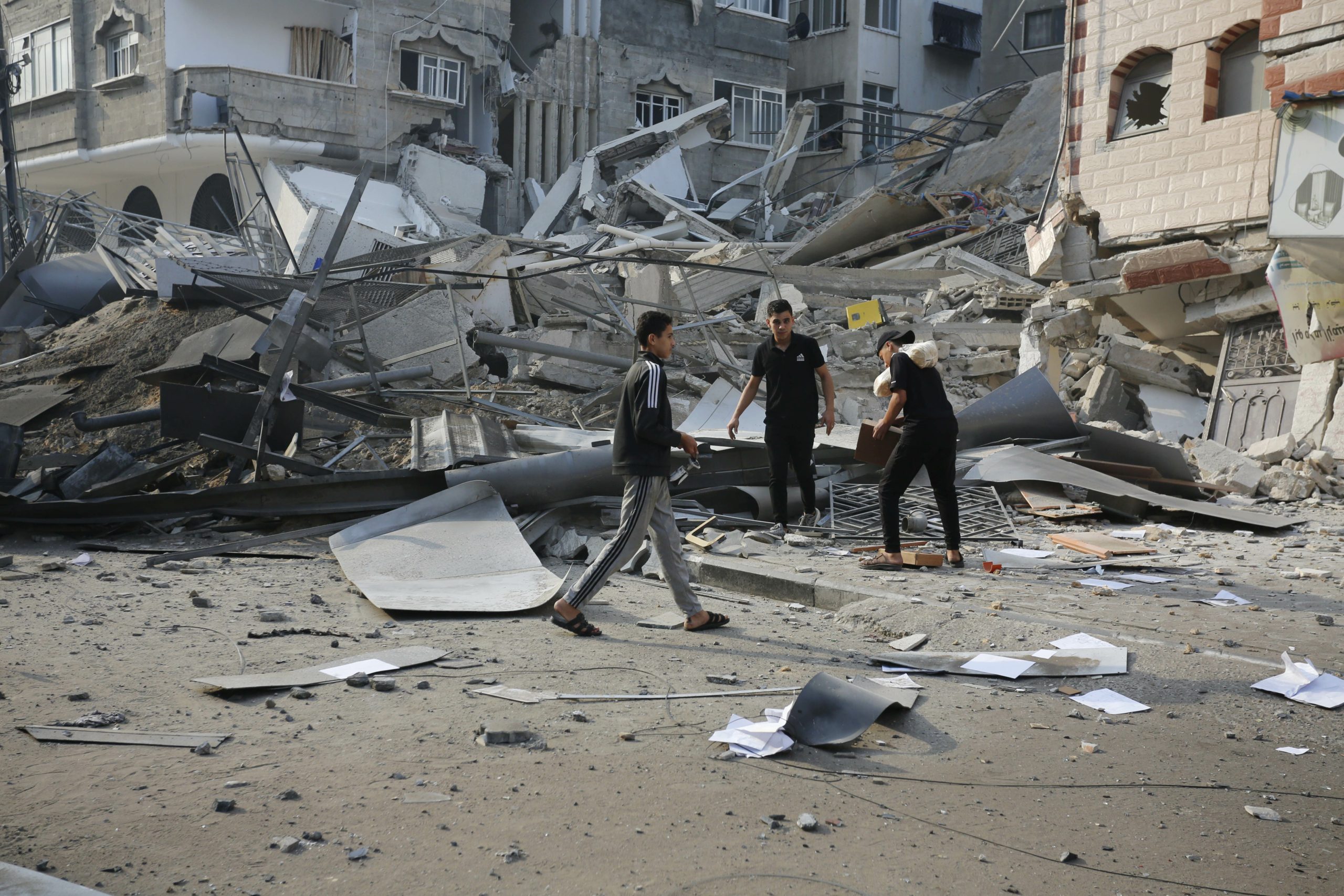 قصف الاحتلال على قطاع غزة - الأناضول