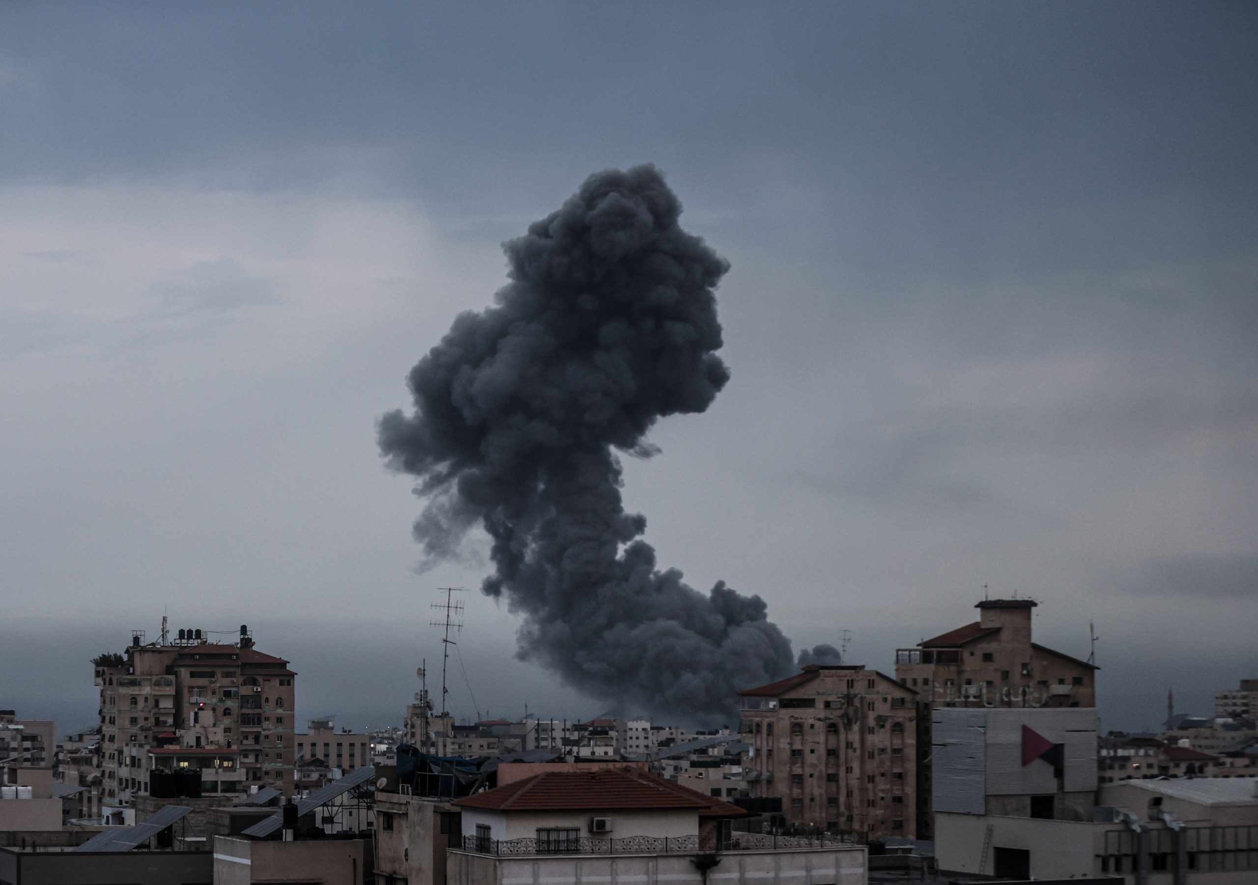قصف عنيف على قطاع غزة منذ انطلاق عملية طوفان الأقصى / الأناضول 