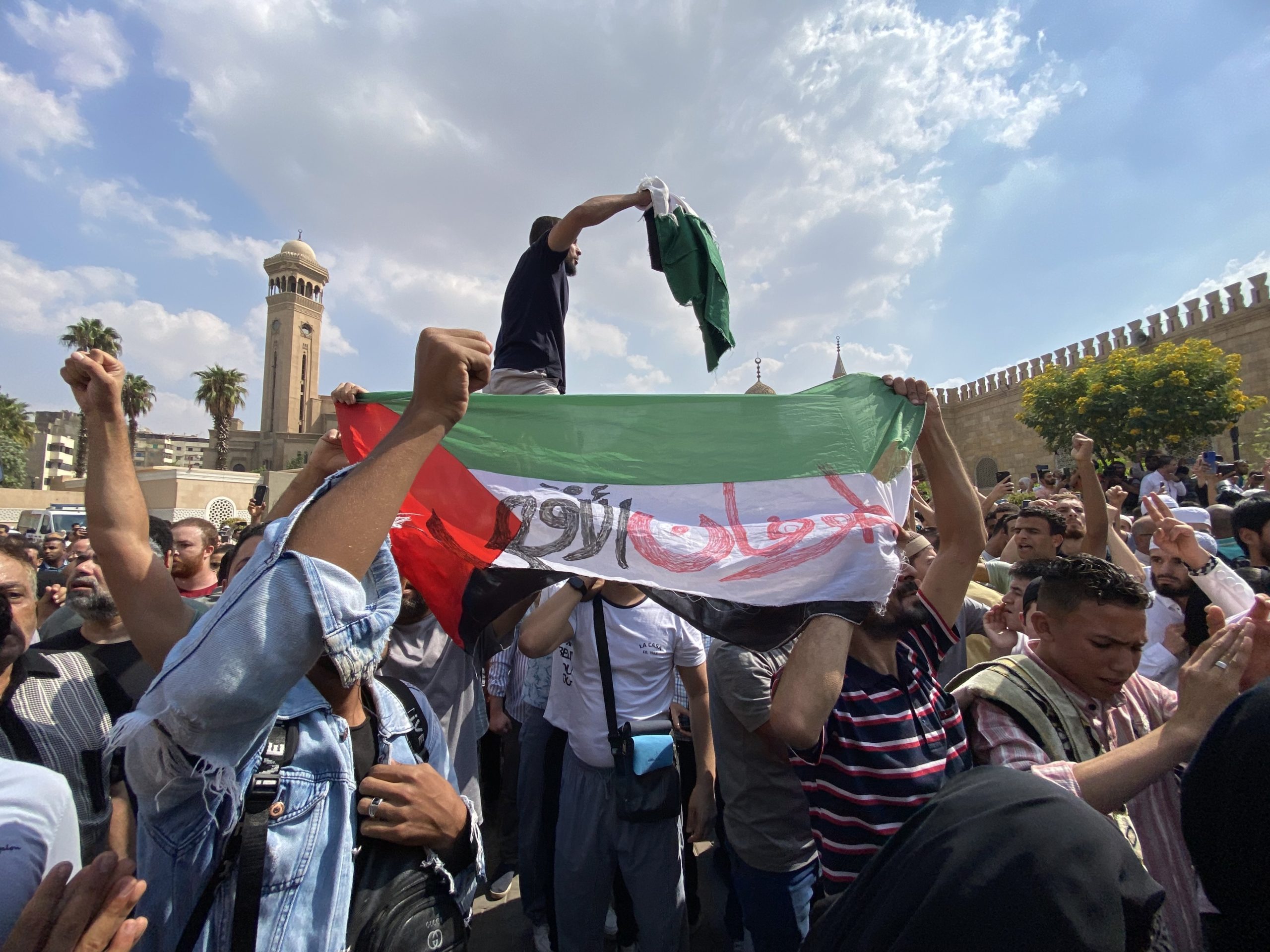 مظاهرة حاشدة بميدان التحرير وسط القاهرة نصرة لفلسطين.. والعشرات يهتفون لغزة عند معبر رفح