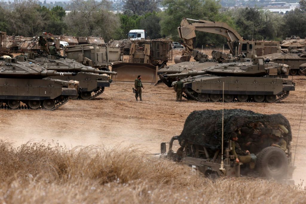 دبابات إسرائيلية تحتشد على حدود قطاع غزة، أكتوبر 2023/ رويترز
