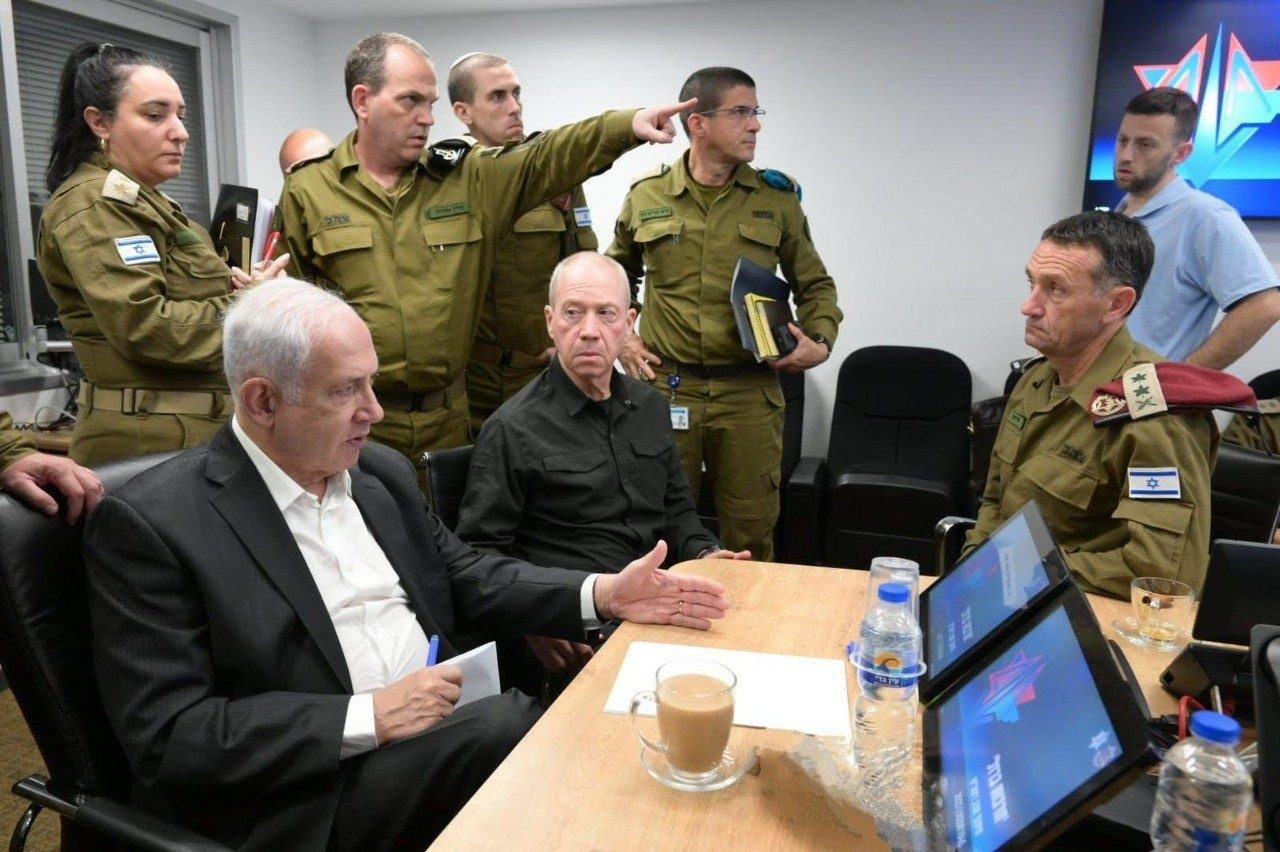 نتنياهو وغالانت خلال الاطلاع على سير العمليات في غلاف غزة/ رويترز