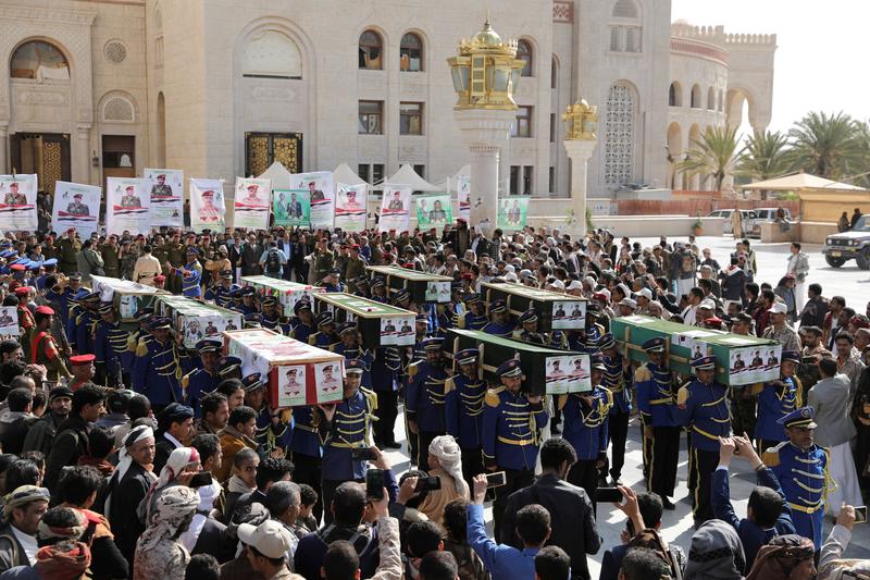 جنازة لقتلى من الحوثي إثر معارك بين حزب الإصلاح والحوثيين في مأرب - رويترز