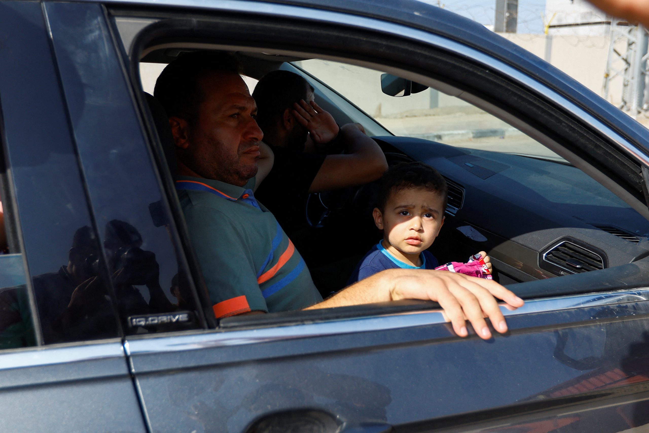 أب مع أطفاله ينزحون من شمال قطاع غزة/ رويترز