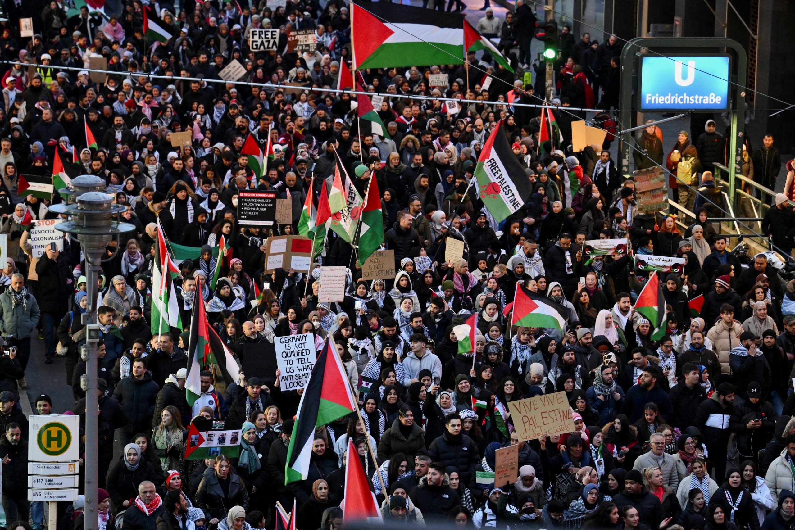 مظاهرة تضامنية مع الفلسطينيين في غزة في برلين/رويترز
