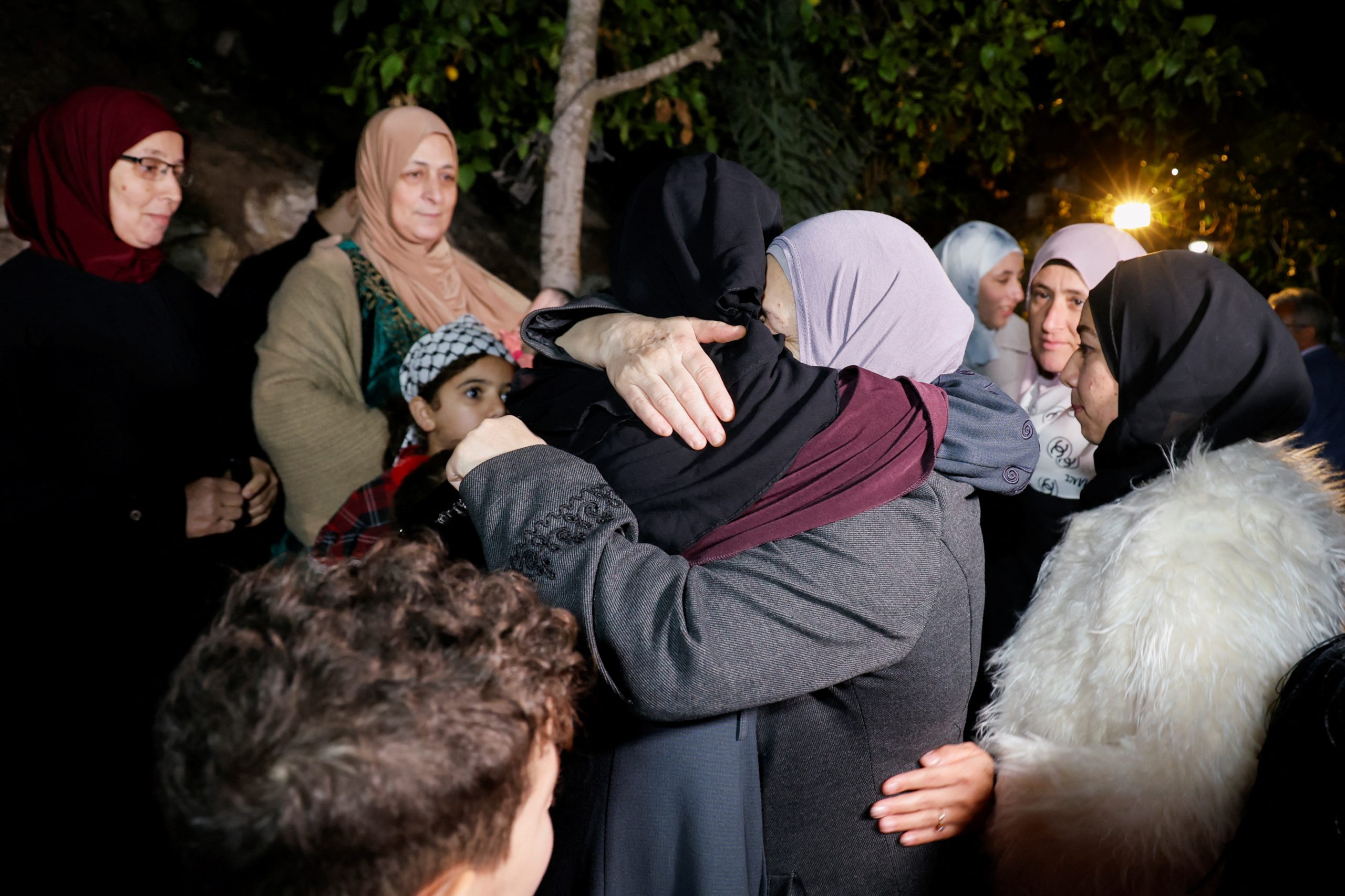 الدفعة الأولى من الأسرى تضمنت إسيرات وأطفالاً فلسطينيين - رويترز