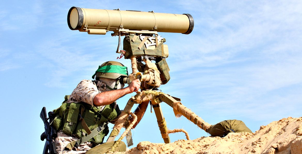 مقاتل فلسطيني من كتائب القسام يستخدم صاروخ الكورنيت، تعبيرية/ (alqassam.ps)