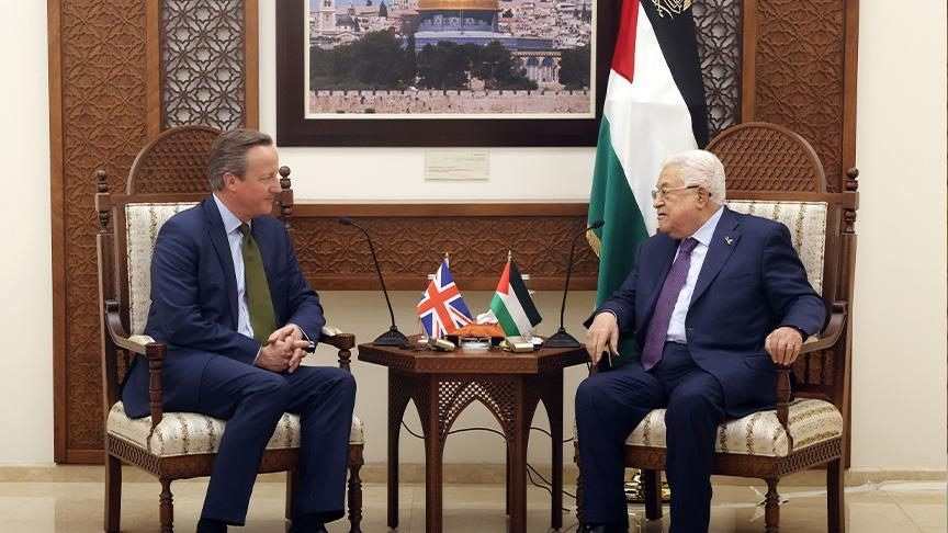 الرئيس الفلسطيني محمود عباس ووزير الخارجية البريطاني ديفيد كاميرون/الأناضول<br>