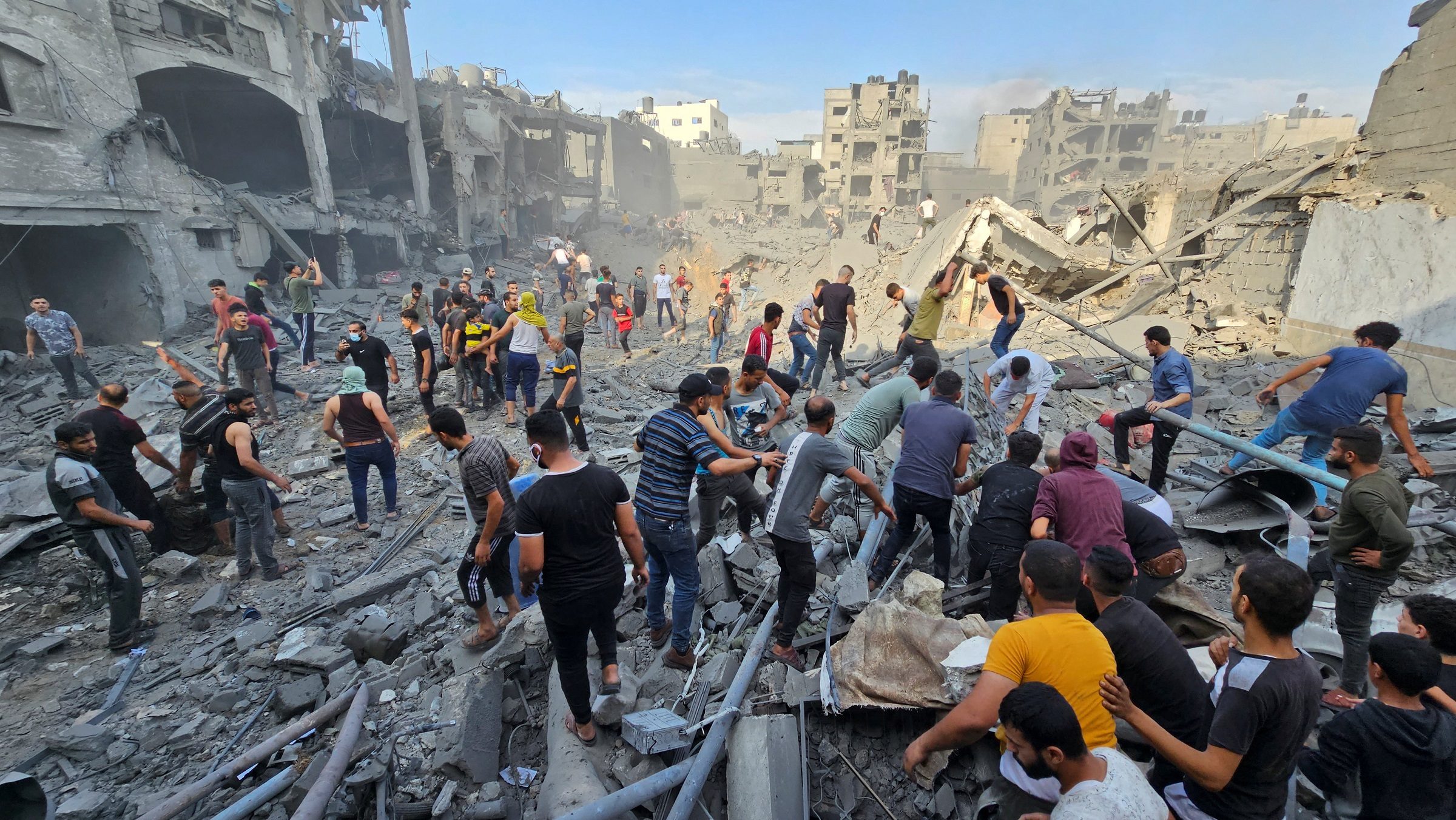 فلسطينيون يبحثون عن ضحايا في موقع غارات إسرائيلية على منازل في مخيم جباليا/رويترز